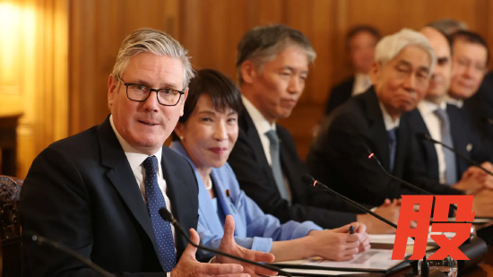 2026 年 6 月 14 日，英国伦敦唐宁街 10 号，英国首相基尔・斯塔默（左）与日本首相高市早苗会晤。受英国履约承诺存疑影响，英、日、意联合研发战机项目前景充满不确定性。